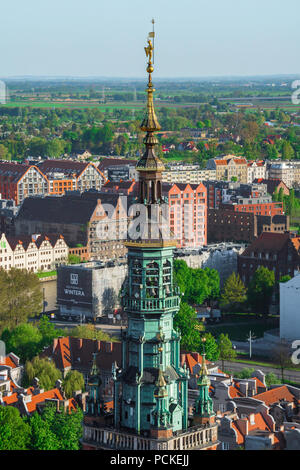 Polen Ostsee Stadt, Luftaufnahme von typischen hohen Reihenhäuser in Danzig Altstadt mit dem Rathaus Clock Tower im Vordergrund, Pommern, Polen Stockfoto