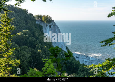 Blick auf den Königsstuhl King's Chair ist die berühmten Kreidefelsen auf der Insel Rügen, Nationalpark Jasmund. Stockfoto