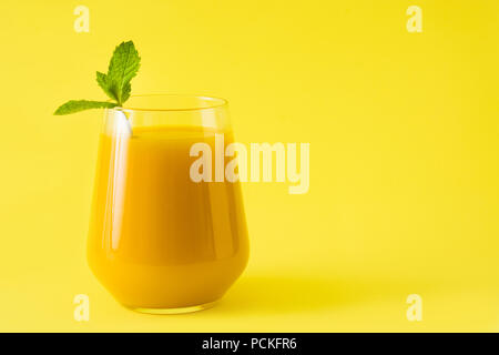 Mango Lassi Dessert. Traditionelle indische Drink auf gelben Hintergrund. Stockfoto