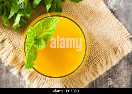 Mango Lassi Dessert. Traditionelle indische Drink auf Holztisch. Stockfoto