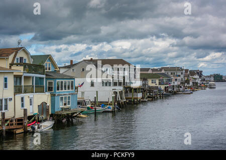 Häuser entlang der Intracoastal Waterway in Ventnor City, New Jersey. Stockfoto