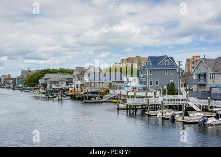 Häuser entlang der Intracoastal Waterway in Ventnor City, New Jersey. Stockfoto