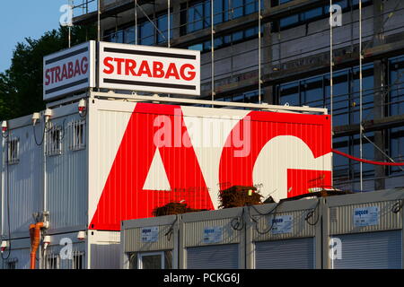 ZLIN, TSCHECHISCHE REPUBLIK - 29 April 2018: die österreichische Strabag SE Firmenlogo auf Bau Container am 29. April 2018 in Zlin, Tschechische Republik. Stockfoto