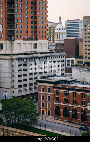 Blick auf das Rathaus und die Innenstadt von Baltimore, Maryland Stockfoto