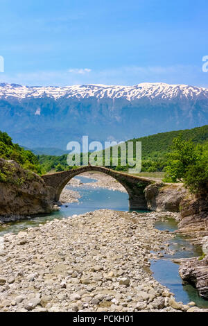 Osmanische Steinbogenbrücke Ura e Kadiut, Fluss, in der Nähe von Lengaricë Lengarica, Permet, Nationalpark Hotova-Dangell, Qar Gjirokastra Stockfoto