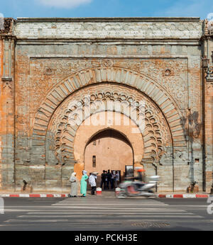 Einheimische Frauen vor der Bab Er Robb, alte Tor der Stadtmauer, Marrakesch, Marokko Stockfoto