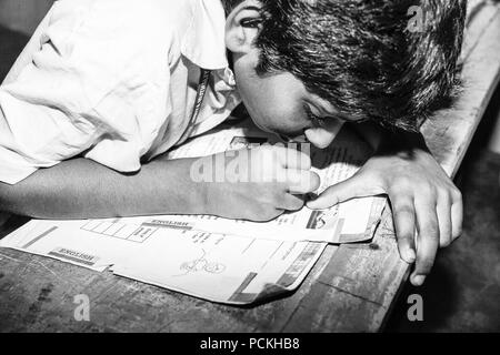 PONDICHERY, PUDUCHERRY, Tamil Nadu, Indien - SEPTEMBER CIRCA, 2017. Close up Portrait nicht identifizierte junge, kleine Junge Kind ohne Gläser, Schreiben auf Stockfoto