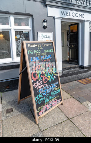 Bunte Kreide vor einem Pub in Salisbury GROSSBRITANNIEN Stockfoto