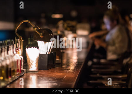 Bar Design im klassischen Vintage Style. Eiche Holz- Theke, bequeme Stühle mit Lederbezug und Cooper Nieten. Luxuriöses Interieur. Stockfoto