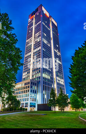 Opera Tower in der Blauen Stunde, Westend, Frankfurt am Main, Hessen, Deutschland Stockfoto