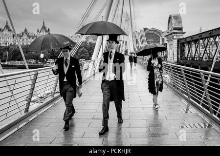 Zwei Männer in traditionellen Top-Hut und Tails auf ihrem Weg nach Ascot für einen Tag bei den Rennen, Golden Jubilee Bridges, London Stockfoto