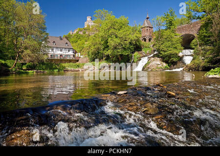 Pyrmonter Mühle am Wasserfall der Elzbach und die Burg Pyrmont, Roes, Eifel, Nordrhein-Westfalen, Deutschland Stockfoto
