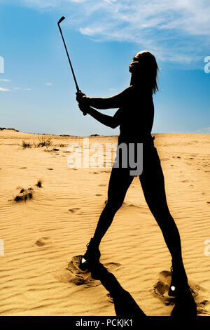 Silhouette einer Frau mit fliegenden Haare, Golf in der Wüste Stockfoto