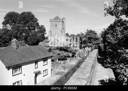 Die High Street und St. Mary's Church an der Schlacht, UK, gesehen von den Wänden der Schlacht Klosteranlage im Sommer. Stockfoto