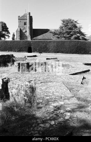 Bleibt der Teil der Battle Abbey, East Sussex, UK, mit der Kirche St. Mary außerhalb der Anlage im Hintergrund Stockfoto