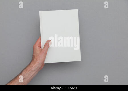 Männliche Hand ein geschlossenes Buch zeigt das Buch. Buchen Sie Mock up Vorlage. Stockfoto