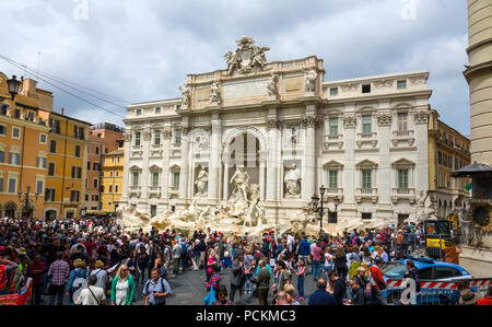 Der Trevi Brunnen ist ein Brunnen in der Trevi Viertel in Rom, Italien, entworfen vom italienischen Architekten Nicola Salvi und von Giuseppe Pannini abgeschlossen Stockfoto