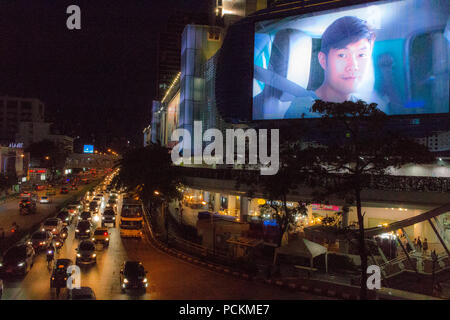 Bangkok, Thailand - 30 April, 2018: Rush Hour Traffic zu einem futuristischen Kreuzung in Bangkok. Stockfoto