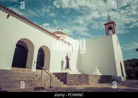 Ibiza, San Juan Bautista Blick auf die Straße. Typisch mediterraner Bau Stockfoto