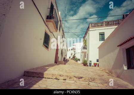 Ibiza, San Juan Bautista Blick auf die Straße. Typisch mediterraner Bau Stockfoto