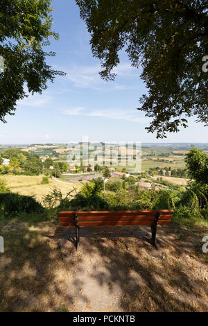 Sitzbank mit Blick auf den französischen Landschaft im Dorf Monclar, Lot-et-Garonne, Aquitaine, Frankreich, Europa Stockfoto