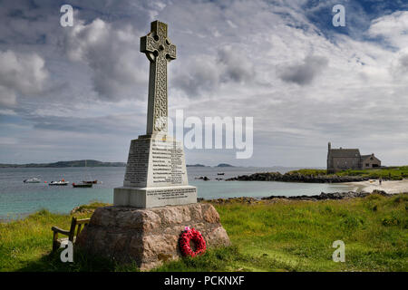 Marmor Celtic Cross War Memorial mit Kranz auf Martyr's Bay Sound von Iona Südlich von Baile Mor Dorf auf der Isle of Iona Inneren Hebriden Schottland Großbritannien Stockfoto