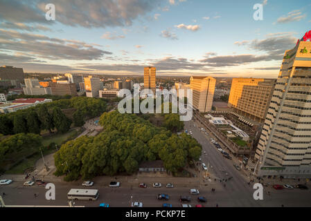 Ein Blick auf den Sonnenuntergang über Simbabwes Hauptstadt Harare. Stockfoto