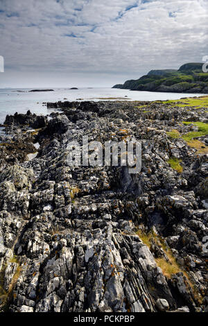 Umgedreht Sedimentgestein Schichten auf Sandaal Bay Atlantik auf die Insel Iona Inneren Hebriden Schottland Großbritannien Stockfoto