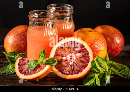 Gläser mit frischem Blut Orangensaft, selektiven Fokus Stockfoto
