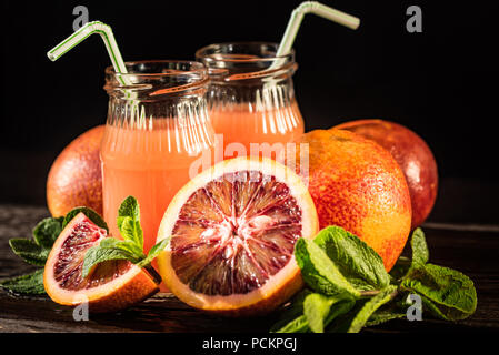 Gläser mit frischem Blut Orangensaft, selektiven Fokus Stockfoto