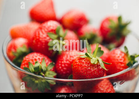 Frische Erdbeeren in Glasschale Stockfoto