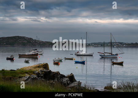 Baile Mor Dorf Hafen bei Dämmerung mit angelegten Boote und Segelboote auf der Sound von Iona, von Isle of Iona Fionnphort Isle of Mull in Schottland Stockfoto