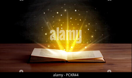 Gelbe Leuchten und Funkeln aus einem offenen Buch Stockfoto