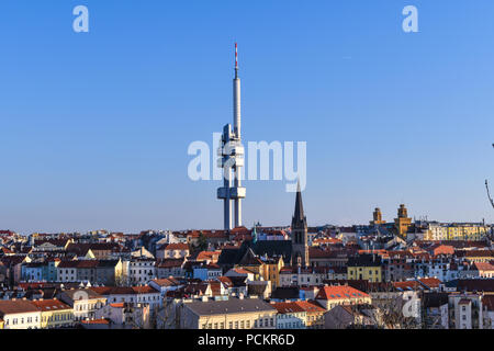 Der Fernsehturm Žižkov ist eine einzigartige Fernsehturm in Prag zwischen 1985 und 1992 gebaut. Stockfoto