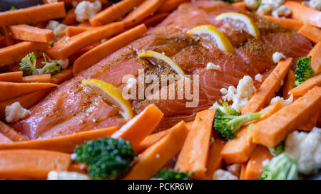 Rote fische Lachs mit süßen Kartoffeln, Broccoli und Blumenkohl für das Backen im Ofen. Gesundes Essen Stockfoto