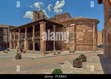 Mittelalterliche romanische Kirche San Miguel Arcángel aus dem Dorf Ayllón, 12. Jahrhundert, Segovia, Spanien, Europa Stockfoto