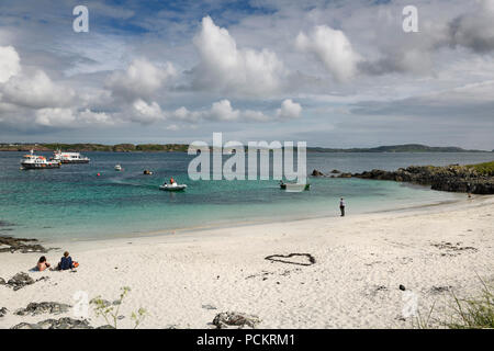 White Sand Beach von Martyr's Bay auf der Isle of Iona in Isle of Mull und Iona Boote in Klang der Inneren Hebriden Schottland Großbritannien suchen Stockfoto