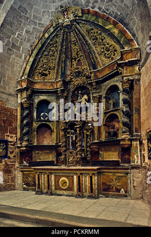 Altarbild der mittelalterlichen Kirche im romanischen Stil San Miguel Arcangel aus dem Dorf Ayllon, 12. Jahrhundert, Segovia, Spanien, Europa Stockfoto