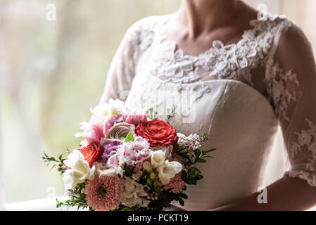 Wedding Bouquet - Schöne Blumen in die Hände der Braut in einem weißen Kleid. Stockfoto