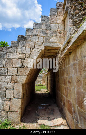 Arch von Treppen an den Ruinen von Kabah, Halbinsel Yucatan, Mexiko Stockfoto