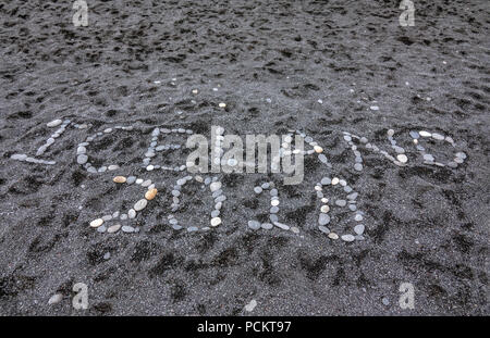 Schwarzer Strand Reynisfjara im Süden von Island mit Schreiben im Sand Stockfoto