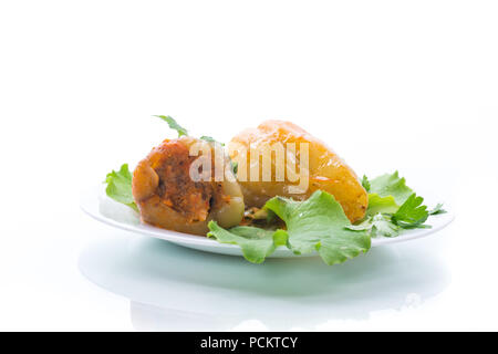 Geschmort in Tomatensauce gefüllte Paprika in einer Platte Stockfoto