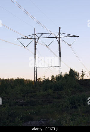 Stahlgitter Strommasten oder Sendemasten in Norwegen Stockfoto