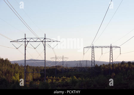 Stahlgitter Strommasten oder Sendemasten in Norwegen Stockfoto