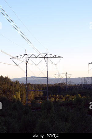 Stahlgitter Strommasten oder Sendemasten in Norwegen Stockfoto