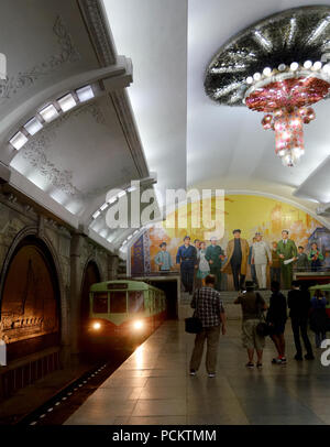 Touristen beobachten, fotografieren eine U-Bahn, wie es in der Plattform der Erweckung Metro Station, Pyongyang, Nordkorea kommt Stockfoto