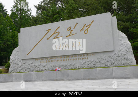 Unterschrift des obersten Führer Kim Jong-Il auf dem Denkmal in der Nähe der Wahrheit, Dorf, Panmunjon, in der DMZ, Nordkorea Stockfoto