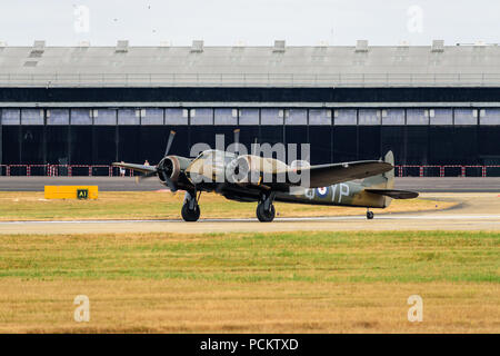 Ein Bristol Blenhiem Taxis auf der Landebahn auf der Farnborough Airshow 2018 Stockfoto