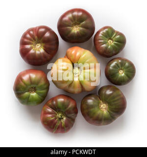 Organische heirloom Tomaten Brandywine in einem Kreis, auf weissem, Ansicht von oben isoliert Stockfoto