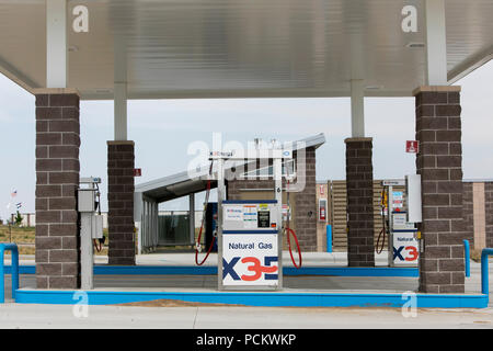 Ein logo Zeichen außerhalb eines X3 Energie und alternative Energie Erdgas- tankstelle in Greely, Colorado, am 21. Juli 2018. Stockfoto